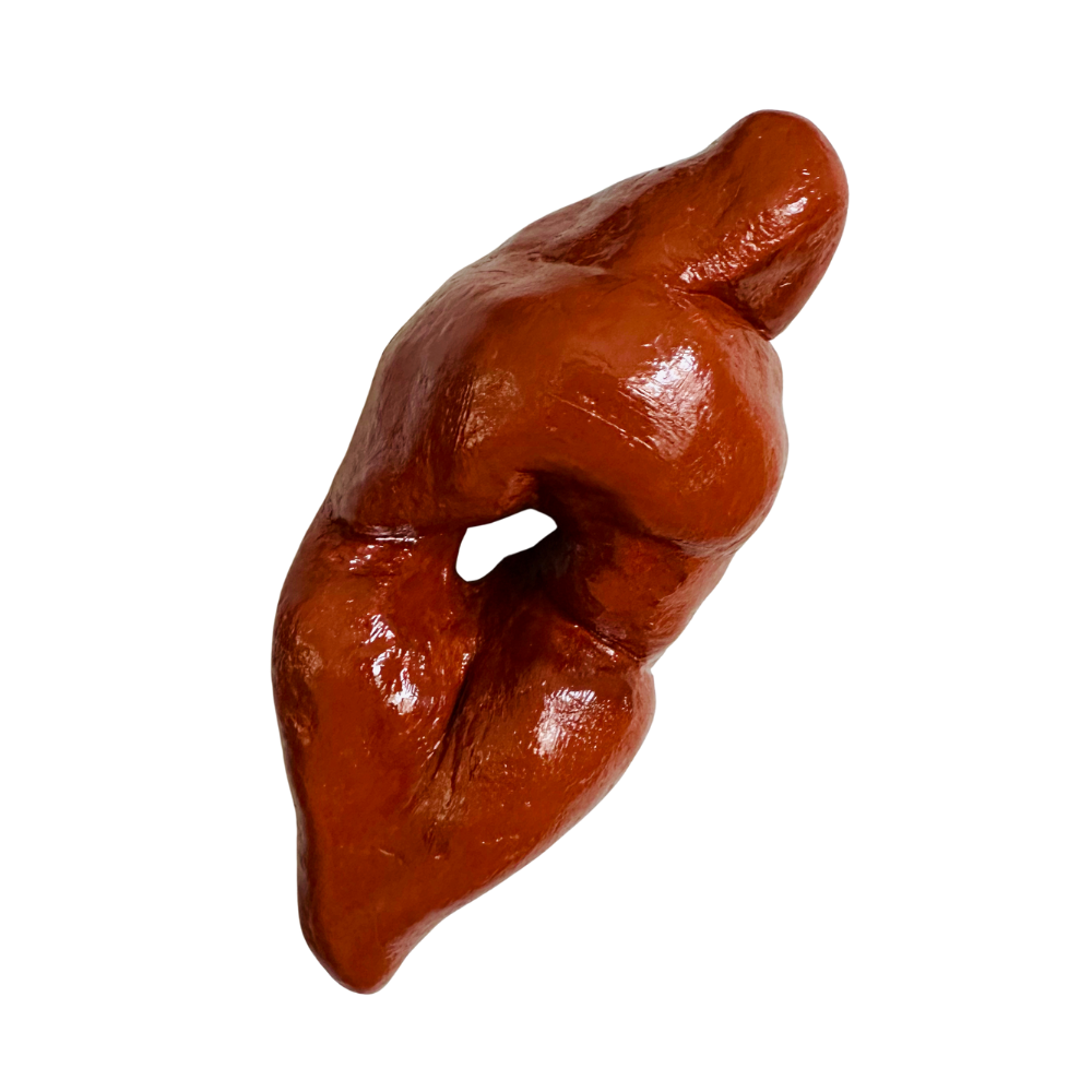 103 - Sunna Dögg Ásgeirsdóttir, "Eine kleine kleina”, Sjálfþornandi postulínsleir, 4,5x9cm, 2025.