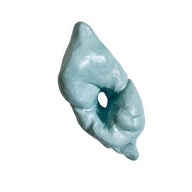 104 - Sunna Dögg Ásgeirsdóttir, "Eine kleine kleina”, Sjálfþornandi postulínsleir, 4,5x9cm, 2025.