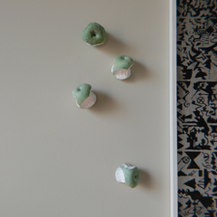 72 - Ragnhildur Weisshappel, "Epli", Gifs/blönduð tækni, 10x10cm, 2025.