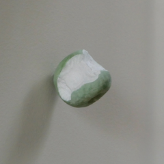 72 - Ragnhildur Weisshappel, "Epli", Gifs/blönduð tækni, 10x10cm, 2025.