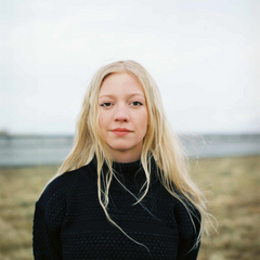 23 - Geirþrúður Einarsdóttir, "Saklaus strönd", Blönduð tækni á striga, 85x105cm, 2025.